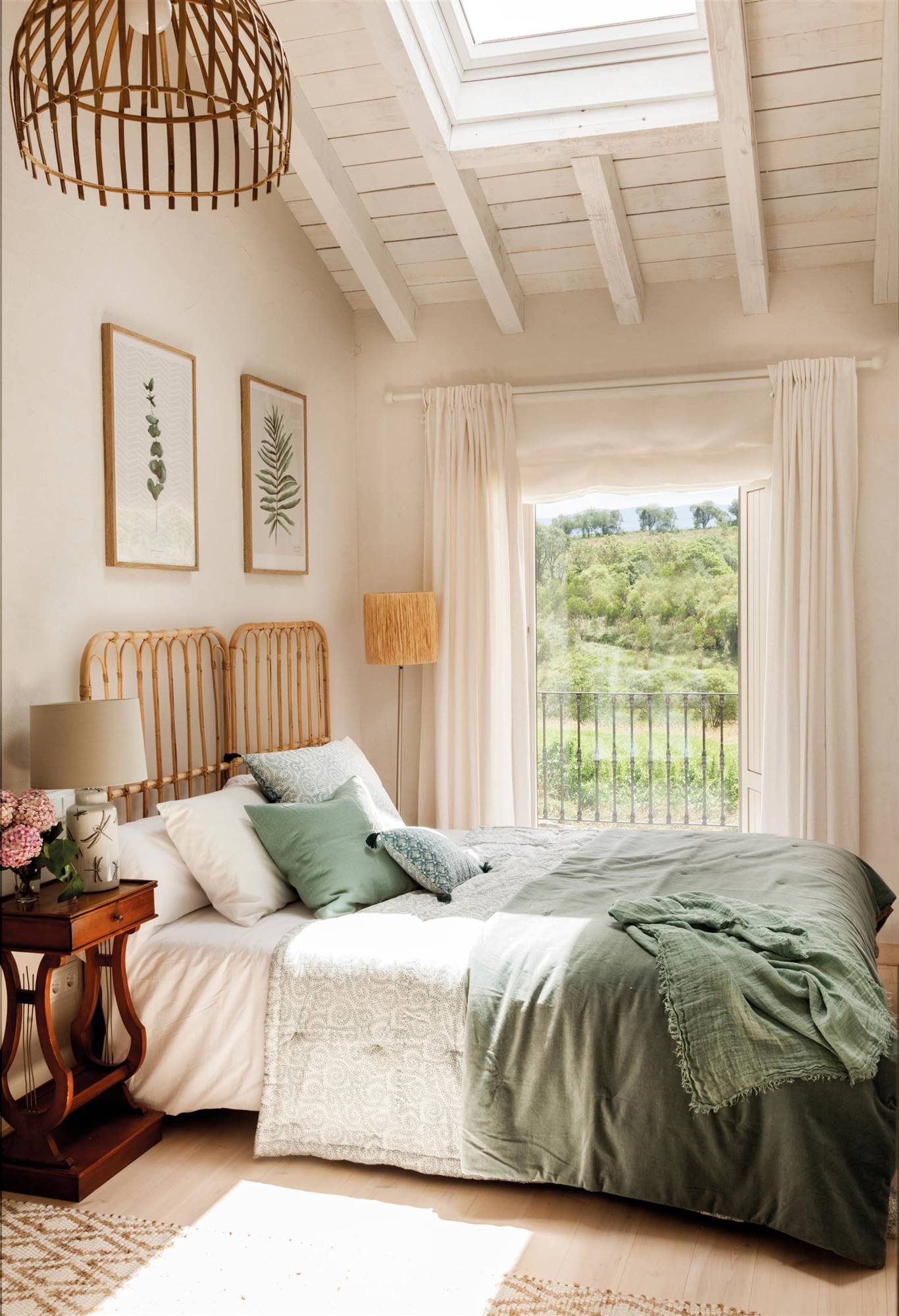 Dormitorio con cabecero de mimbre y ropa de cama blanca y verde. 