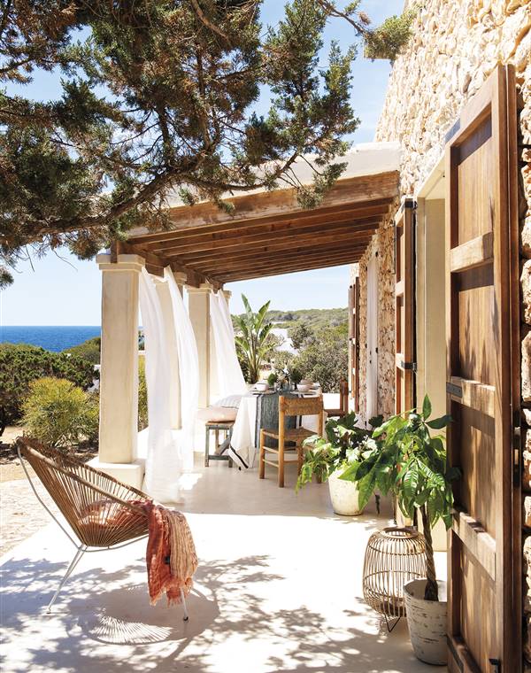 El estilo boho chic, el blanco y unas privilegiadas vistas al mar son los protagonistas de esta increíble casa en Formentera
