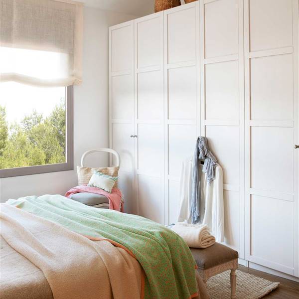dormitorio-armario-ikea-puertas-blancas 00406156