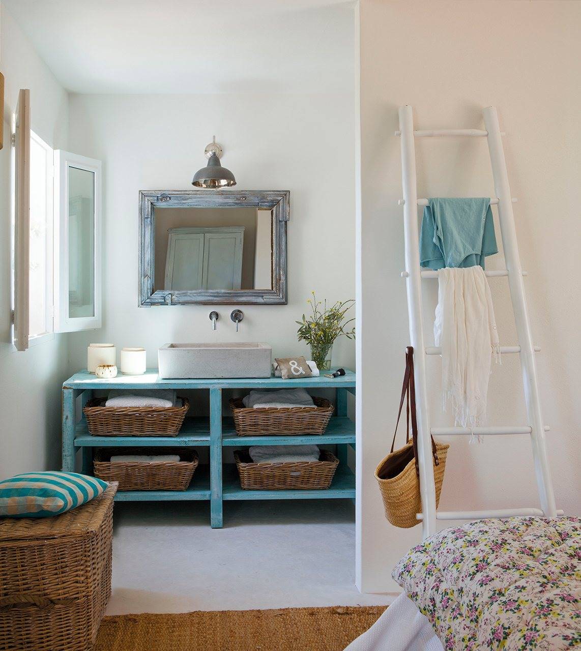 Dormitorio con escalera blanca decorativa y baño integrado con mueble pintado de azul 1142x1280