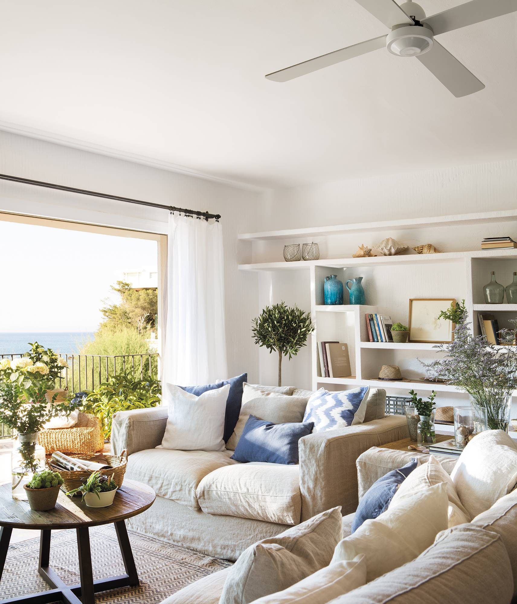 Salón de verano con dos sofás de lino beige decorados con cojines azules -0838-0839 bd0af5d2