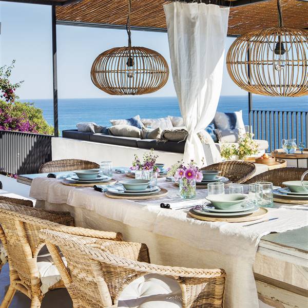 Una casa blanca y mediterránea con un porche sobre el mar que es un sueño en la Costa Brava