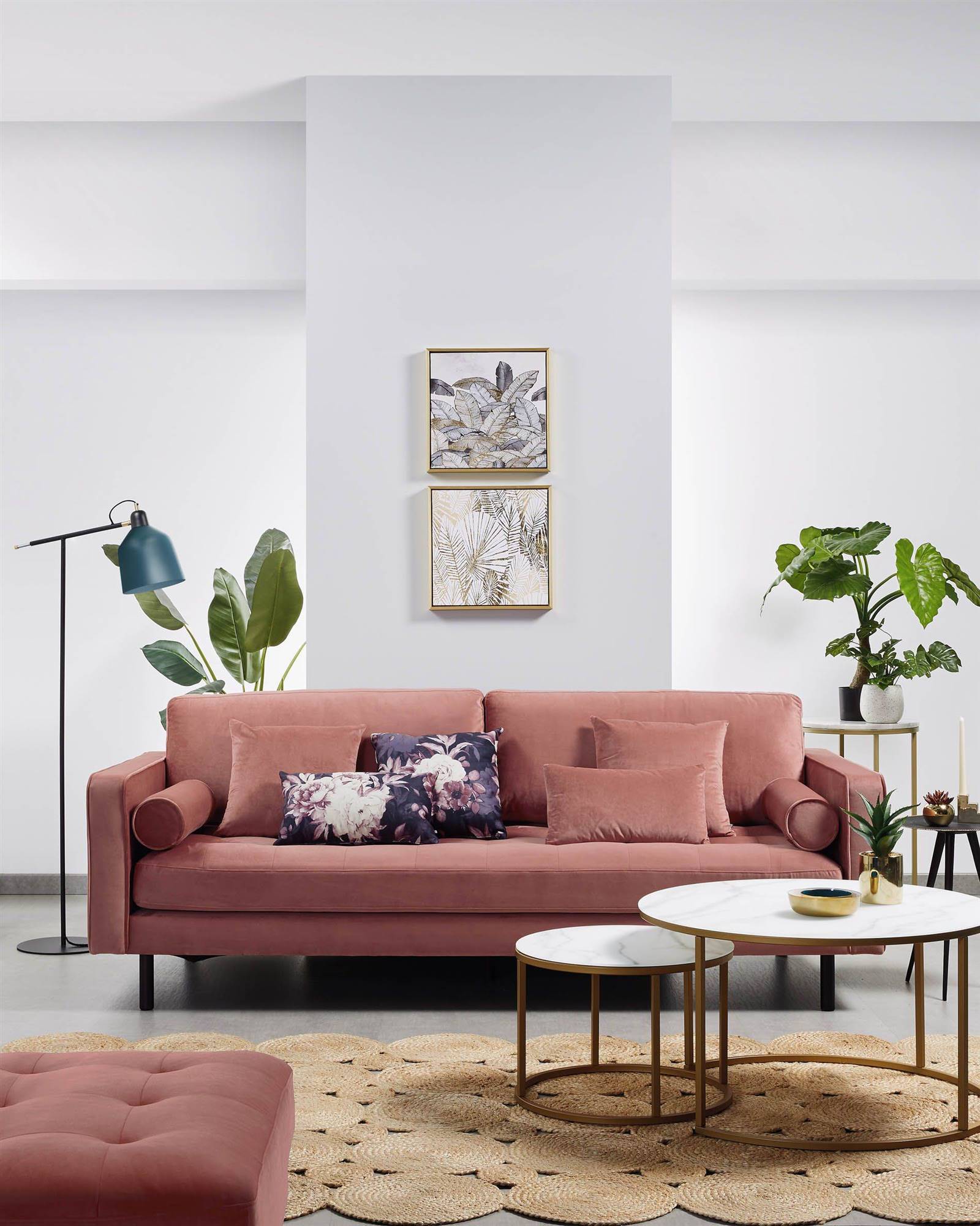 Sofá Debra de 3 plazas tapizado en terciopelo rosa de Kave Home