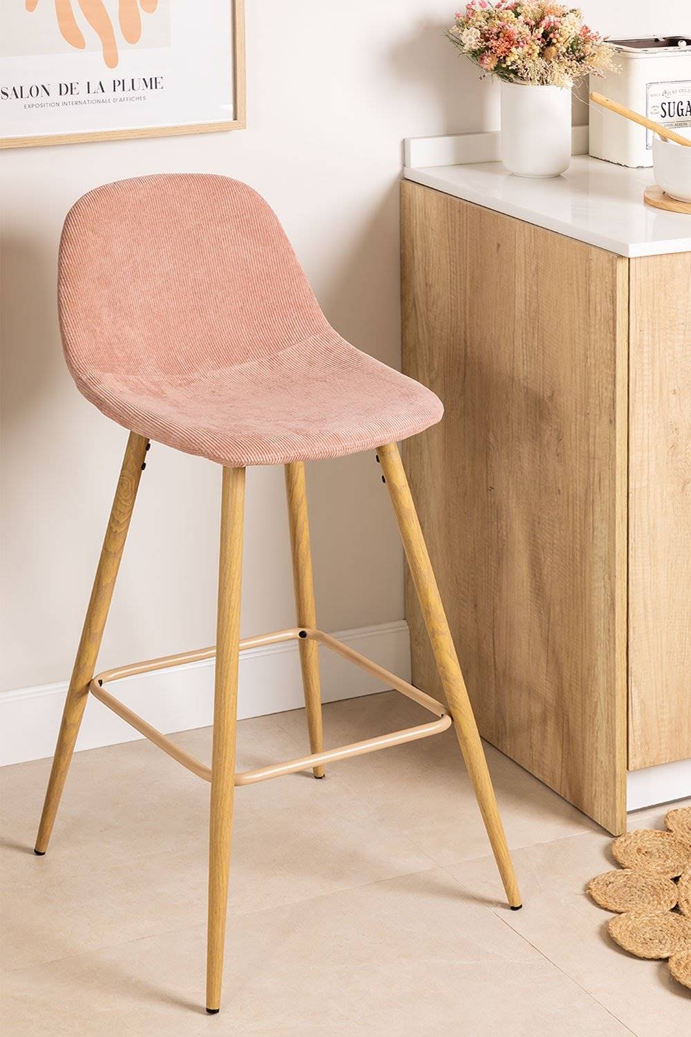 Taburete de madera con asiento tapizado en pana rosa de Sklum