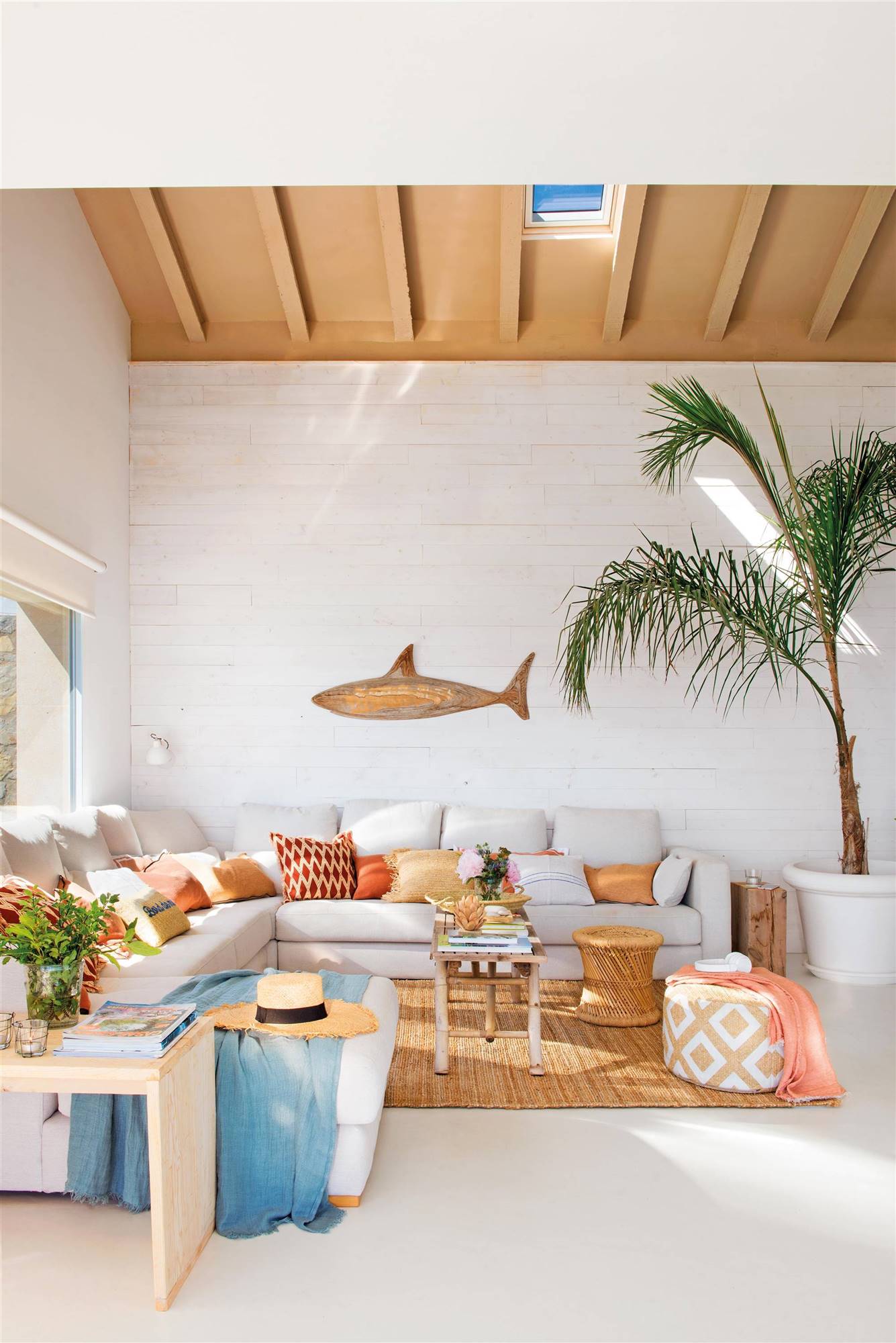 Salón de verano con techo de madera y claraboya