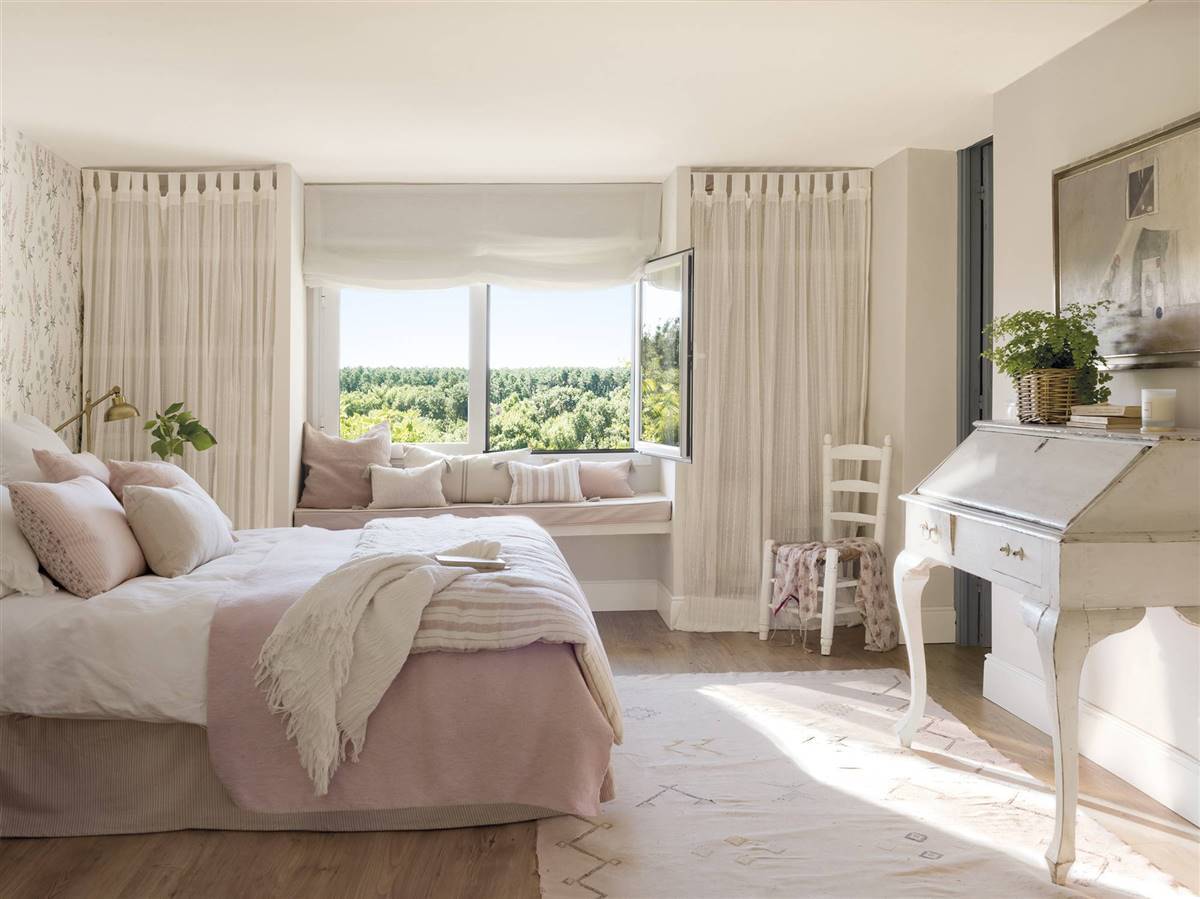Dormitorio blanco y rosa con vistas al bosque