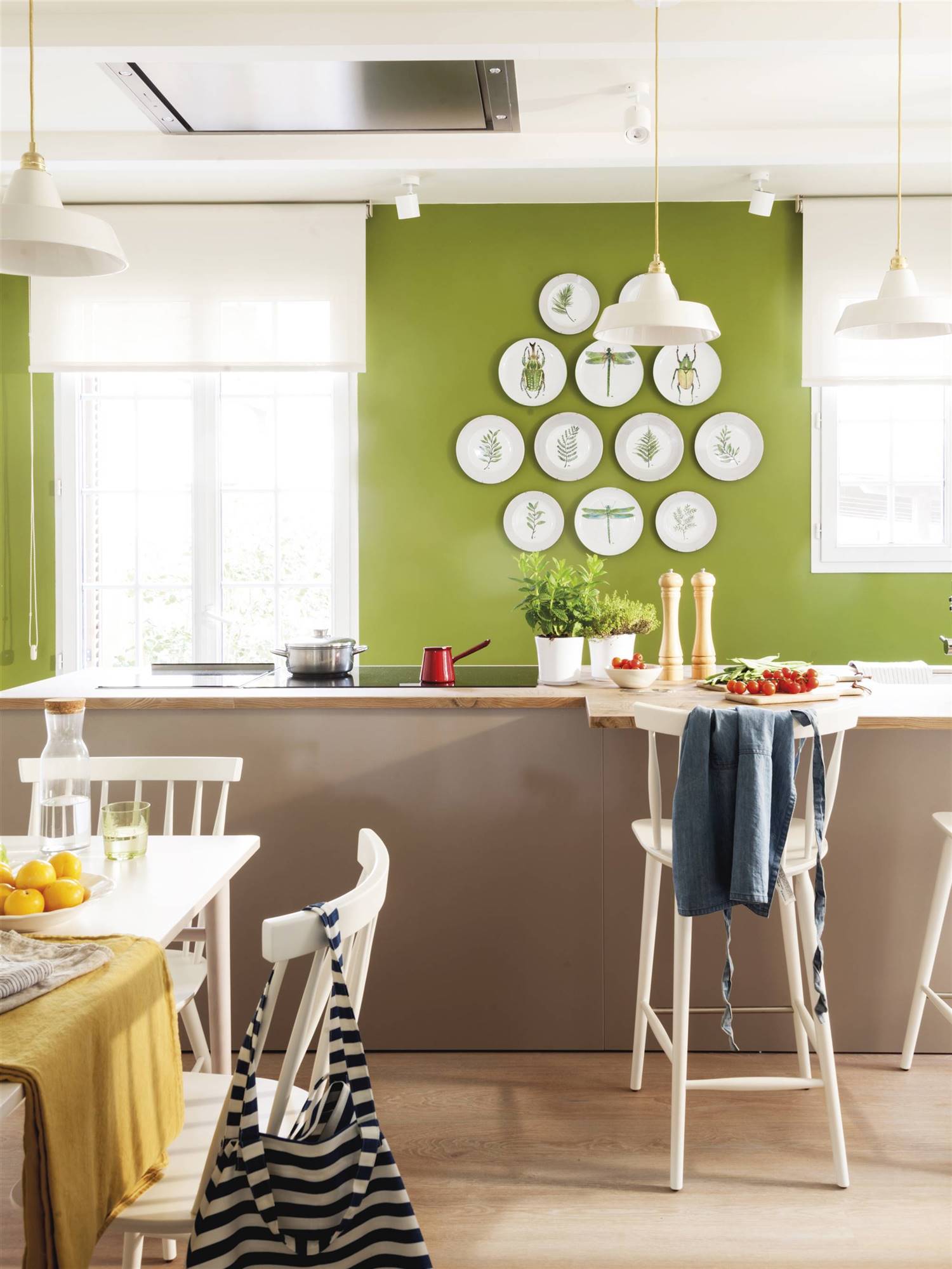 Cocina con una pared pintada en verde. 