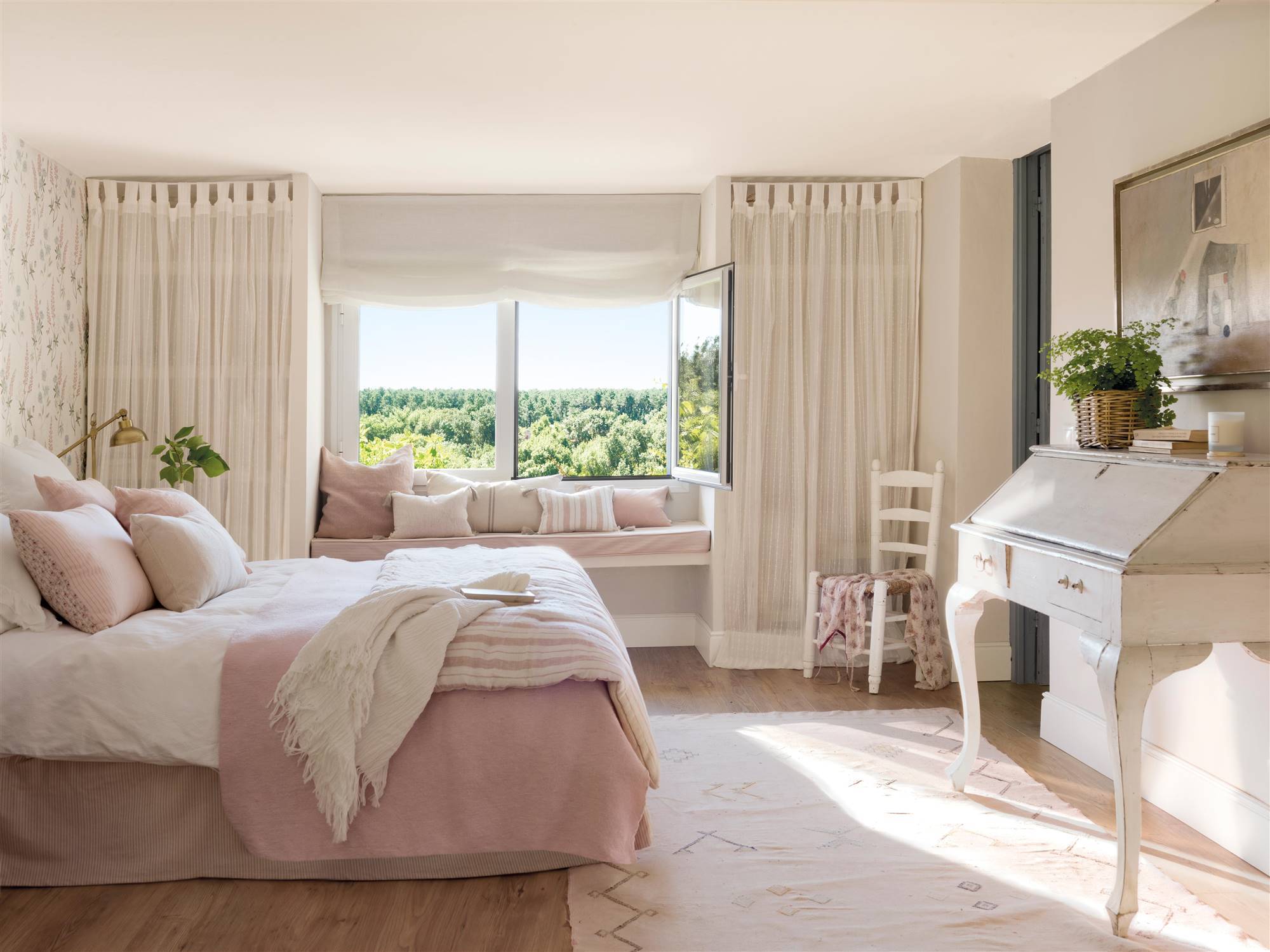 Dormitorio de verano en tonos rosas con banco mirador. 