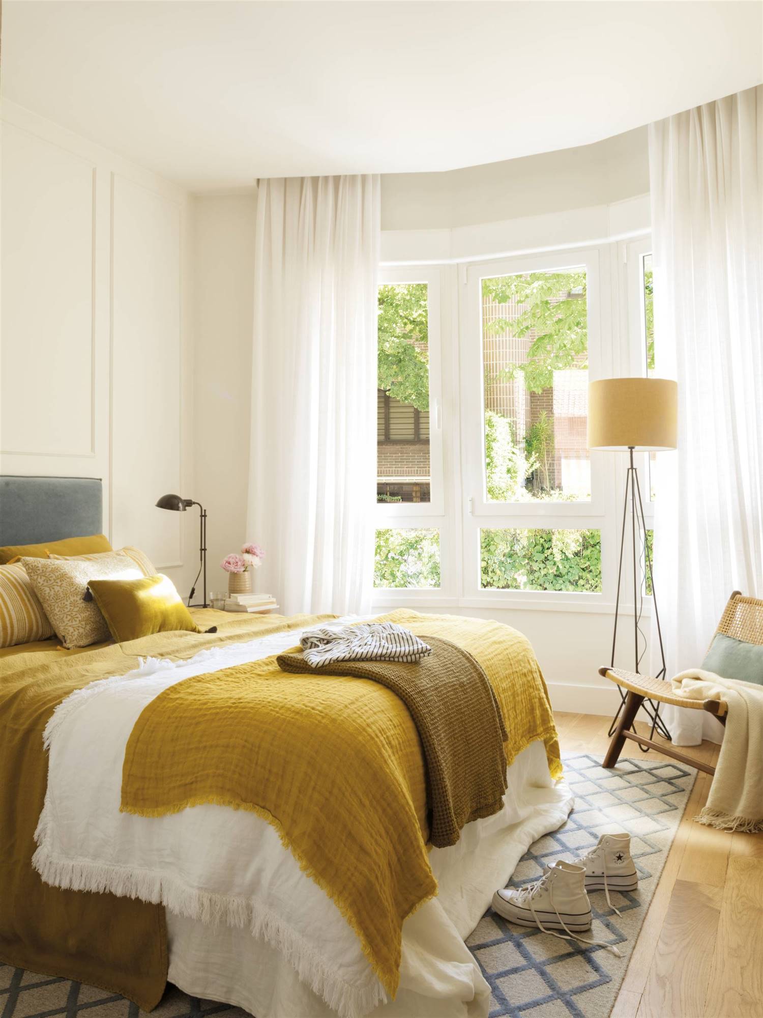 Dormitorio de verano en tonos mostaza. 