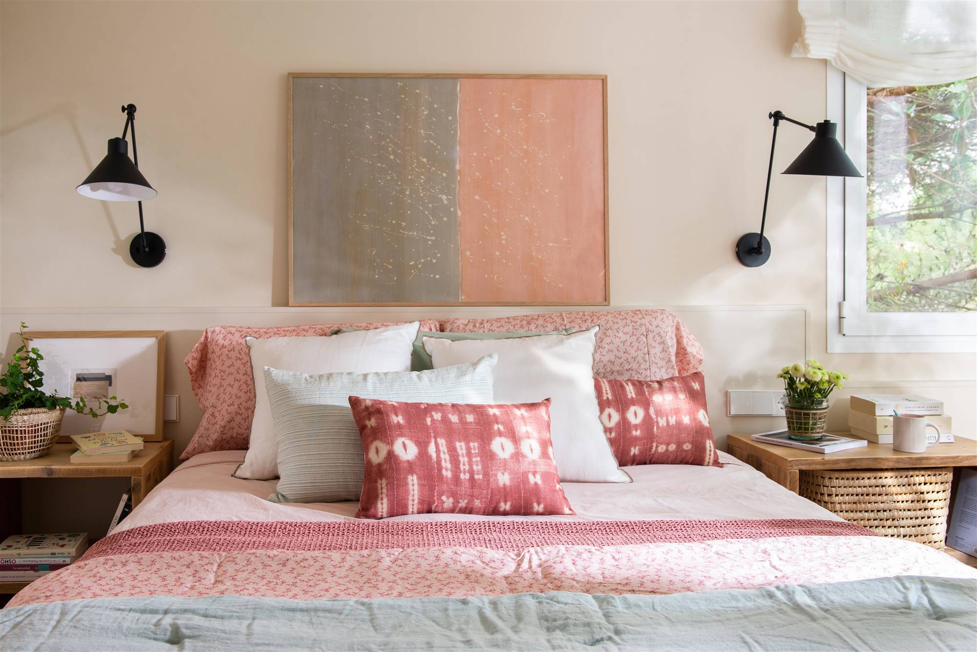 Dormitorio de verano en tonos rosados. 