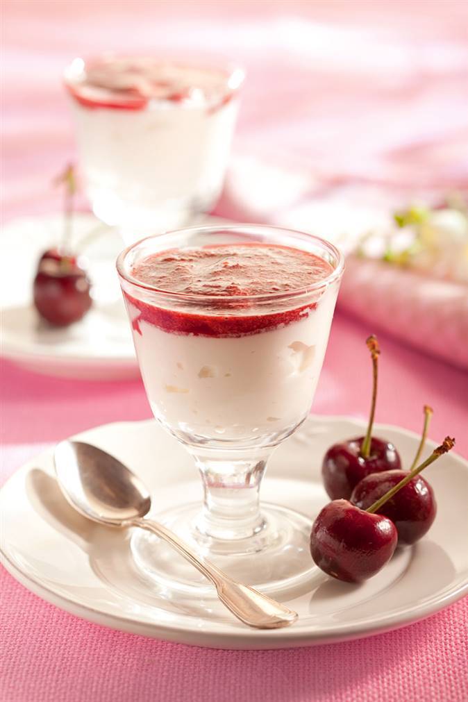 Mousse de yogur natural y cerezas