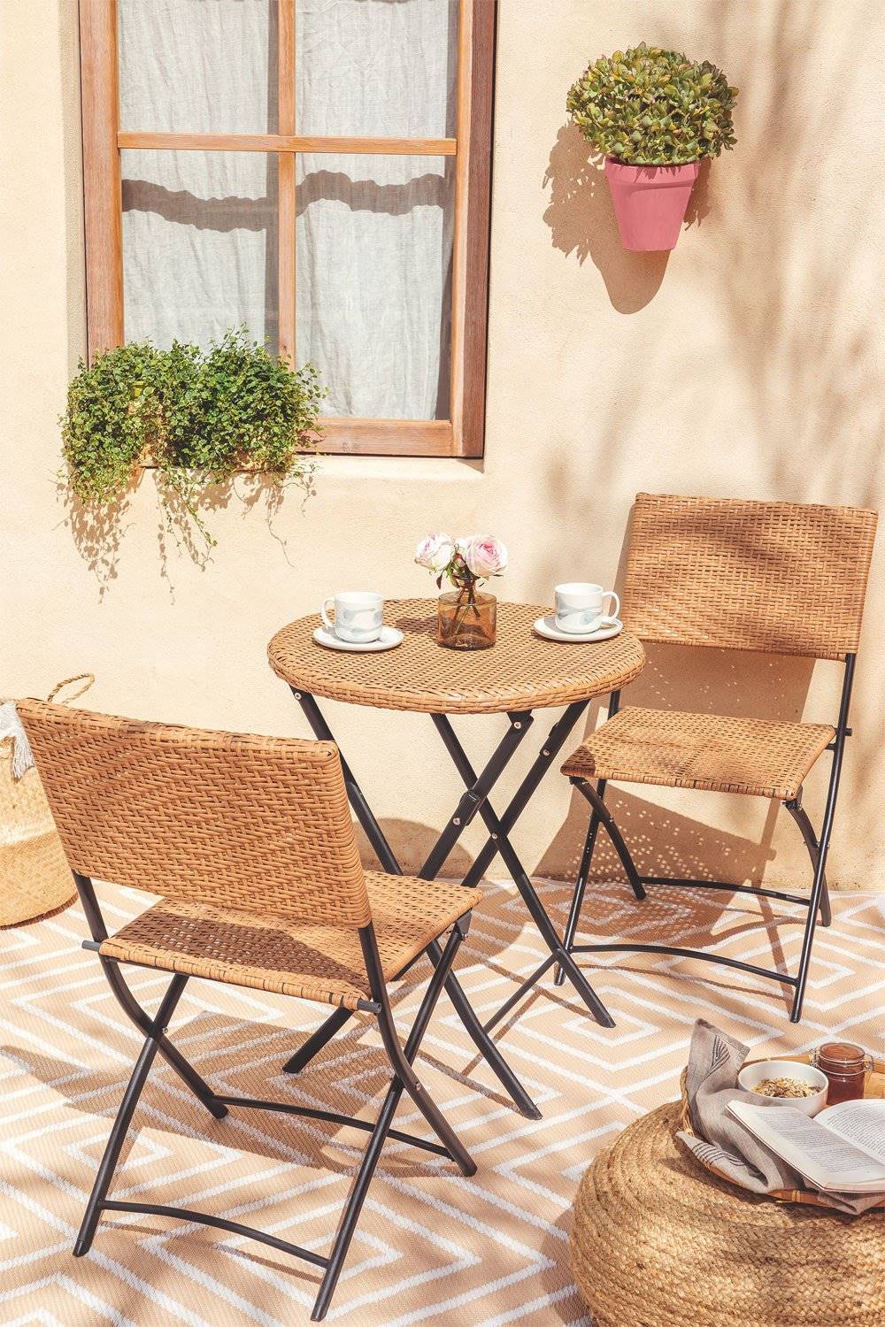 Set de jardín con mesa y 2 sillas plegables de ratán sintético modelo Beke de Sklum