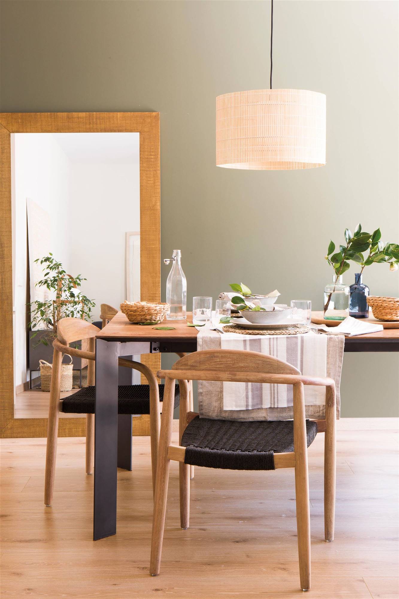 comedor-con-paredes-verdes-y-mesa-de-madera-00503828