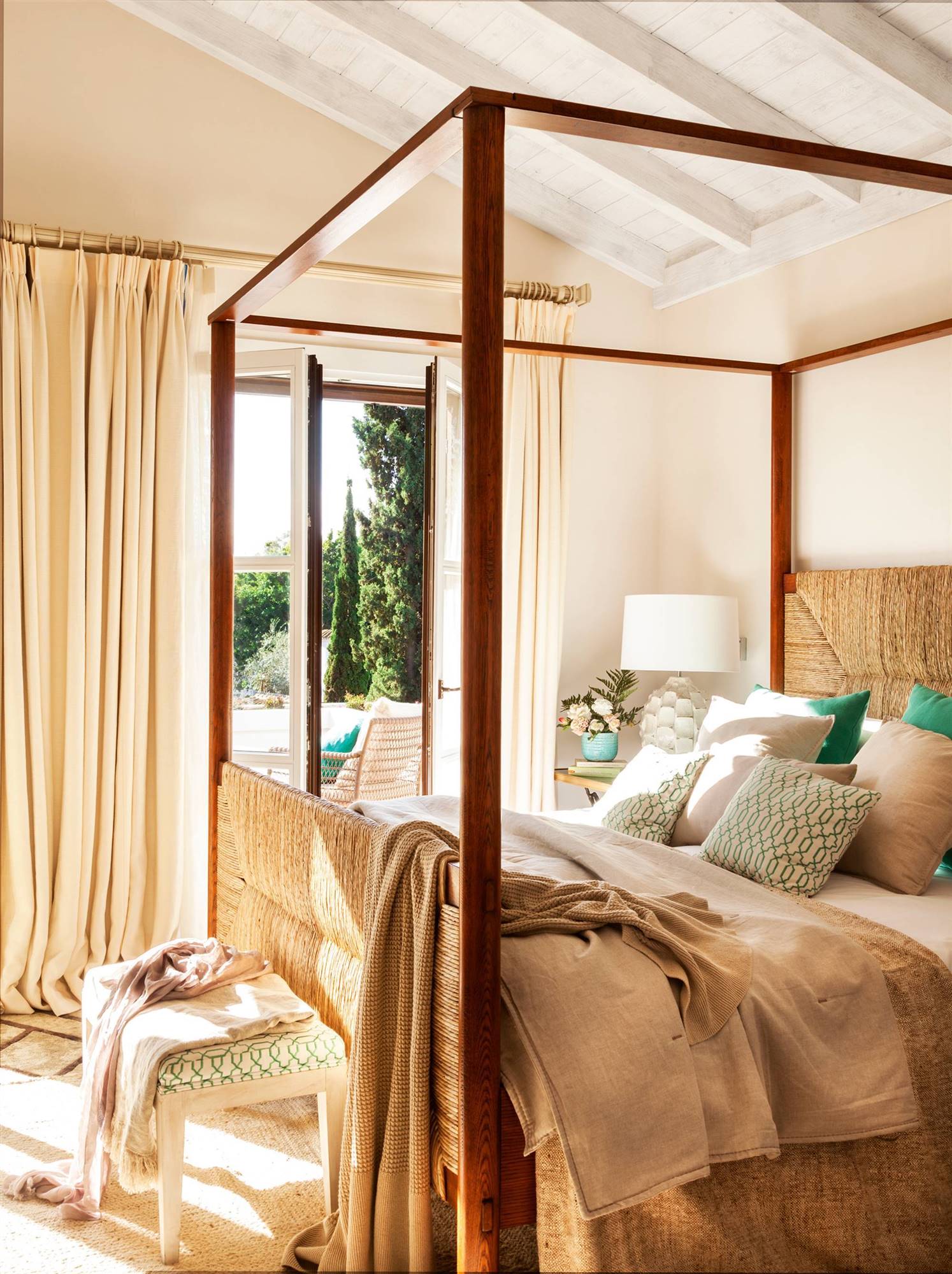 Dormitorio con cama con dosel de madera y fibras. 