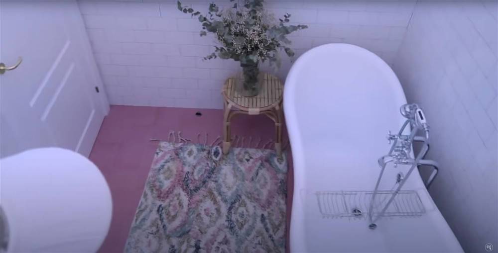Baño de la casa de Paula Gonu, foto de YouTube