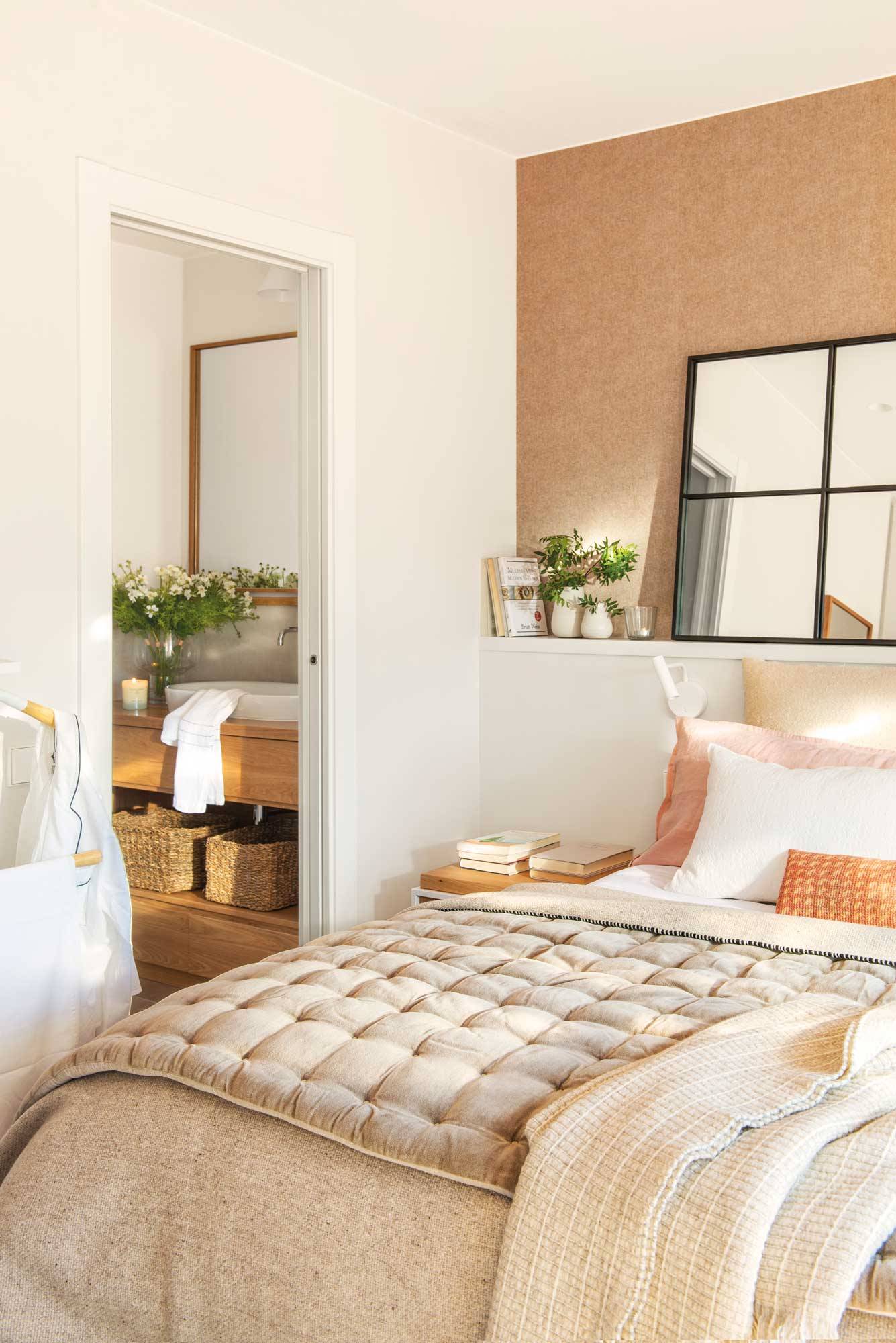 Dormitorio con cabecero de cama moderno de color blanco. 