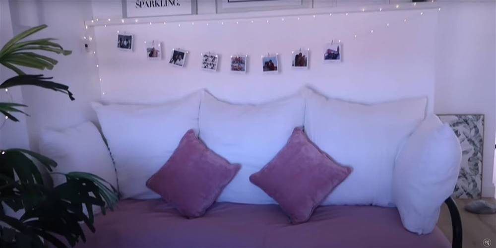 Sofá-cama de la casa de Paula Gonu, foto de YouTube