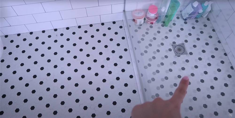 Suelo de la ducha del baño de la casa de Paula Gonu, foto de YouTube
