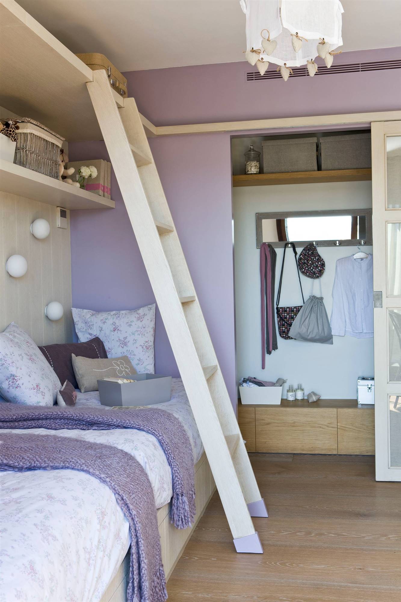 Habitación con cama nido, vestidor y paredes pintadas en color malva 00265962