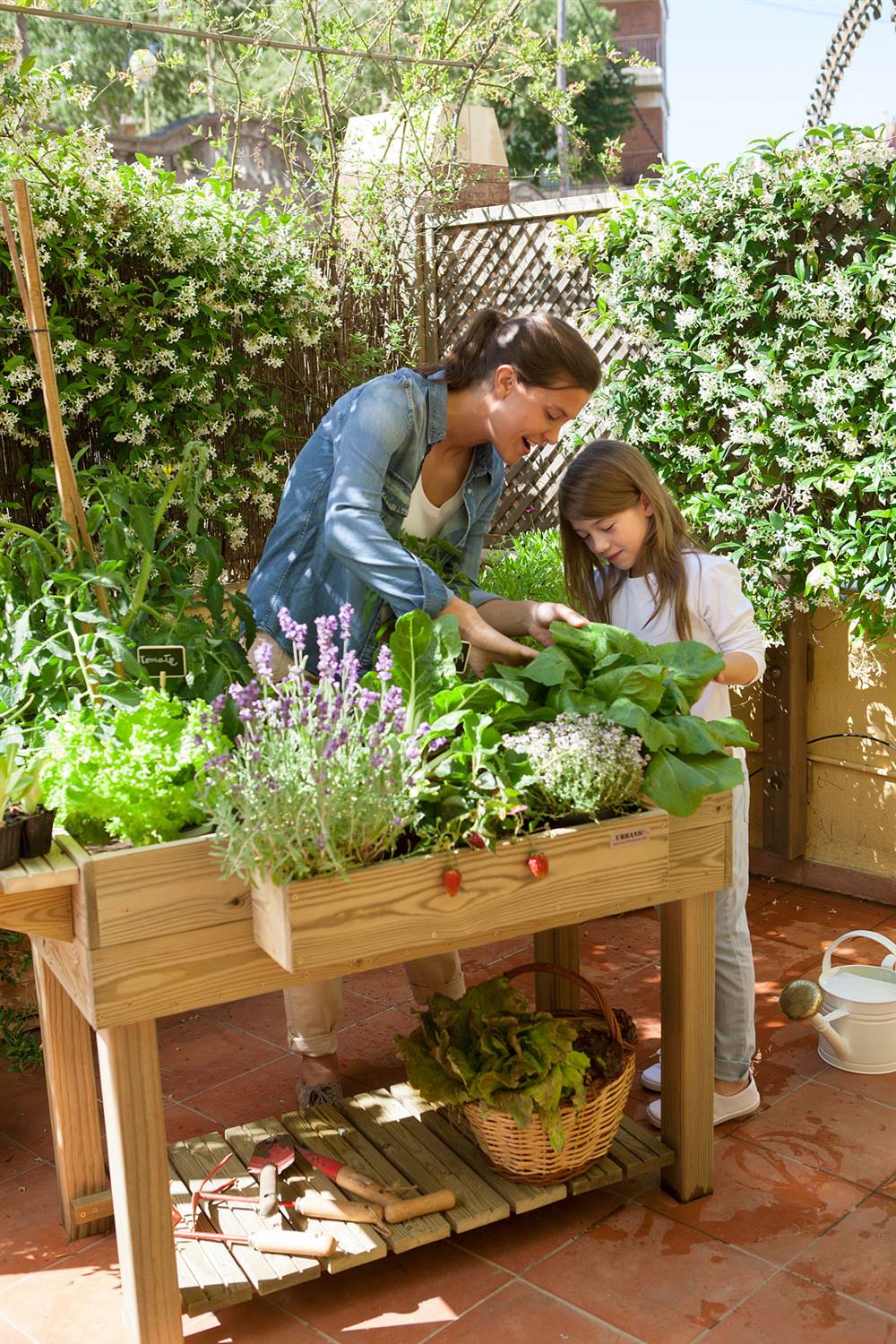 Mujer y niña madre e hija en el huerto urbano con plantas y hortalizas-402740