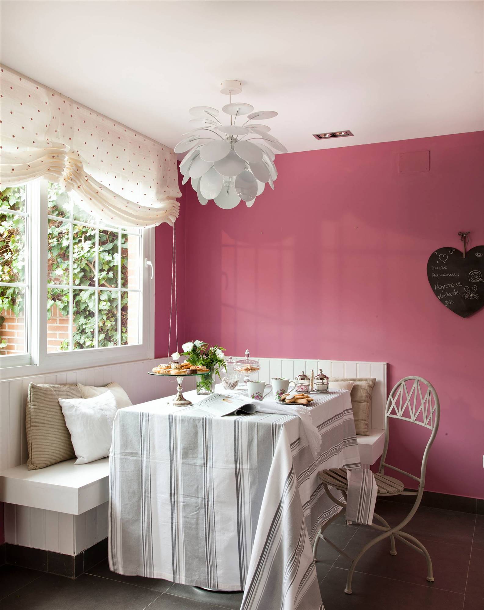 Office esquinero con banco de obra y paredes pintadas en color rosa fucsia 00313859