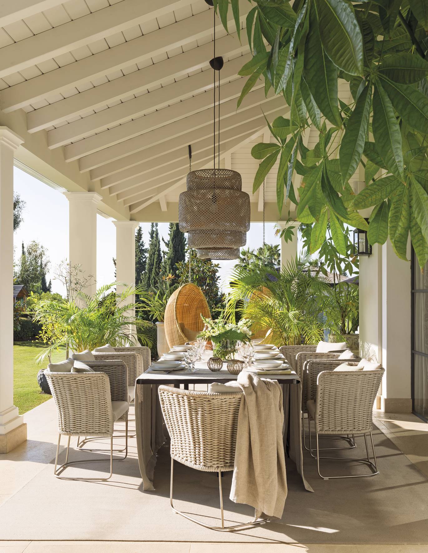 Un porche con presencia diseño de interiores Lalzada en Marbella. 