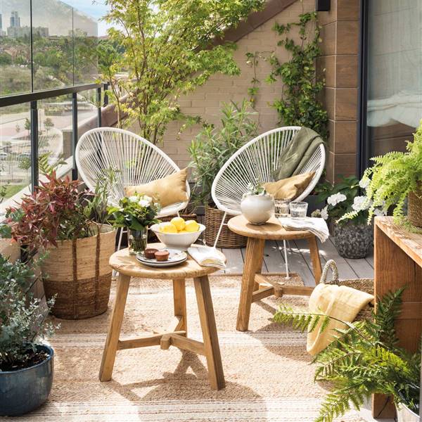 balcon-decorado-sillas-y-plantas 00511496
