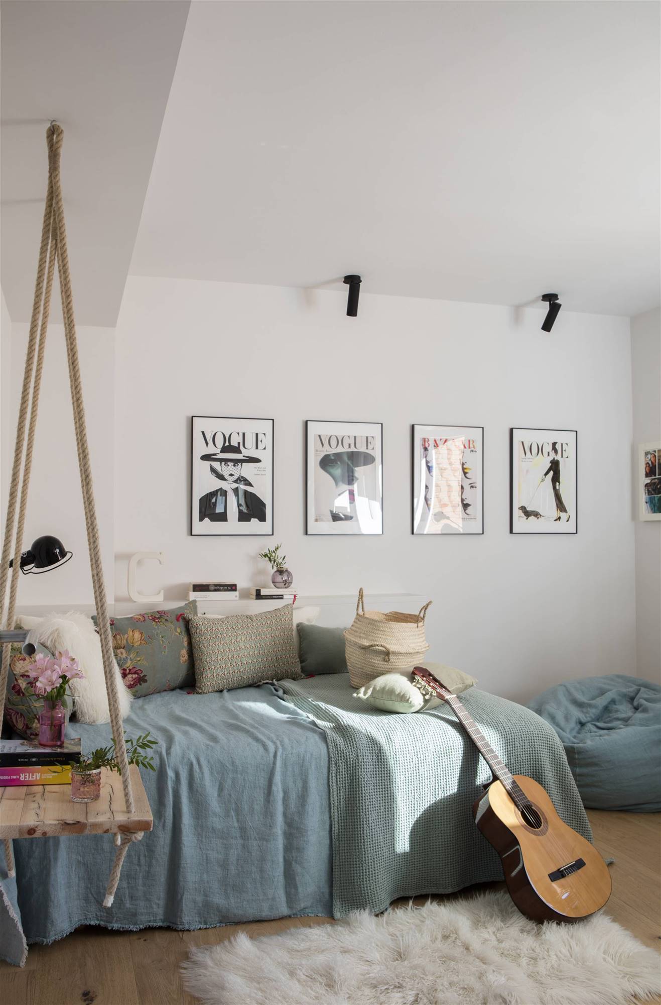 dormitorio-juvenil-con-ropa-de-cama-azul-y-paredes-blancas-00533444-O