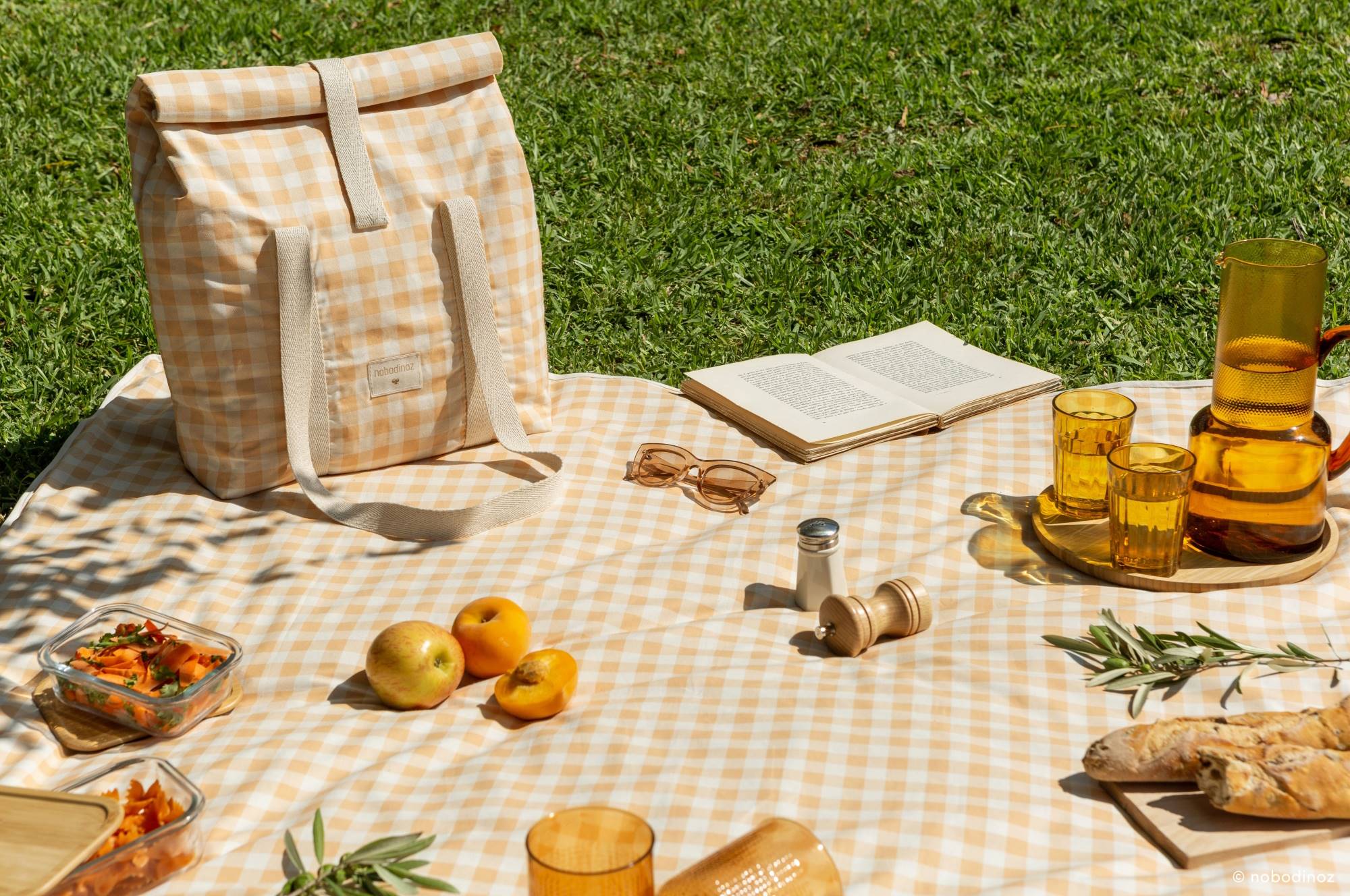 Mantel de picnic impermeable de cuadros vichy amarillos de Smallable