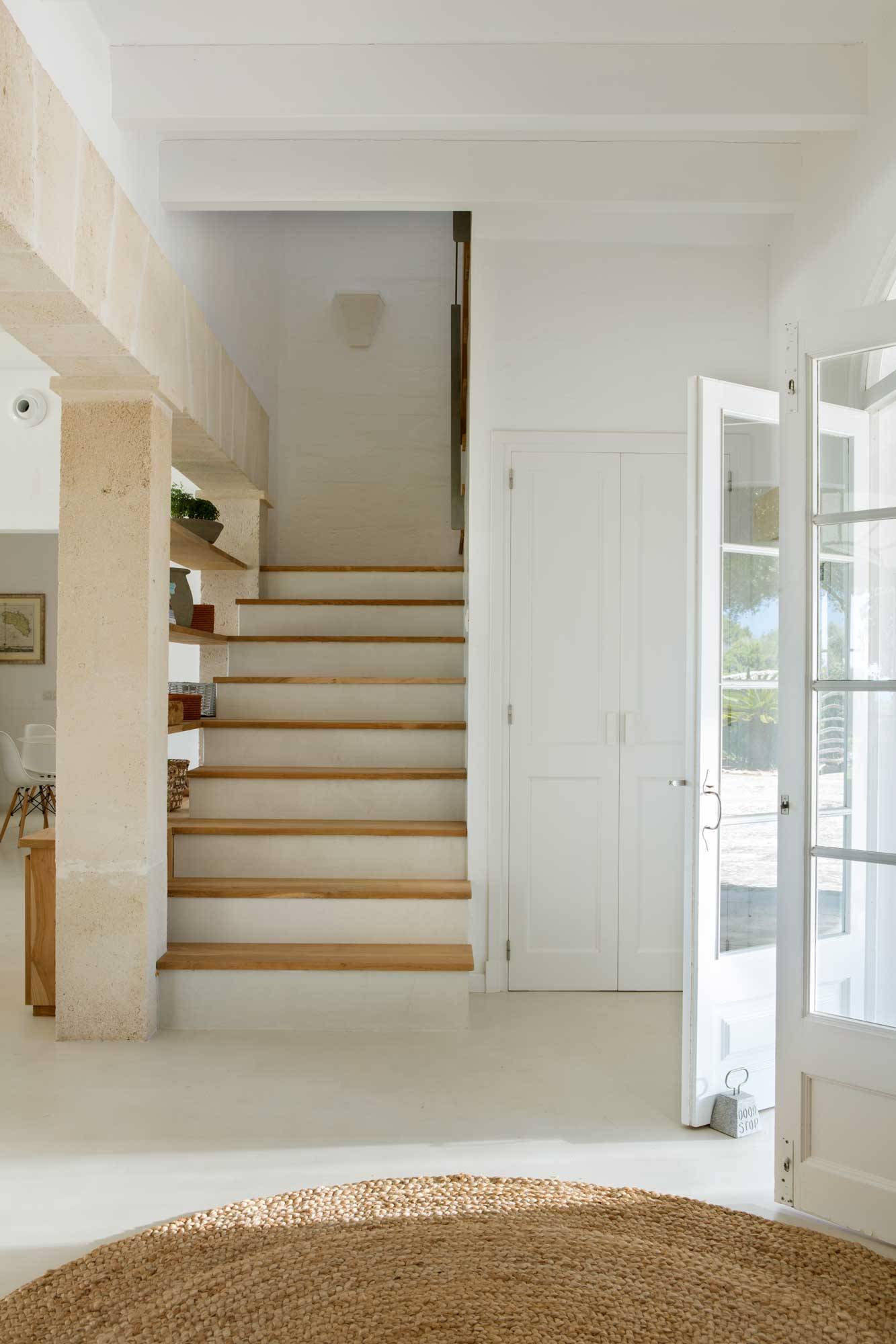 Recibidor blanco de casa de verano con escalera 00487062 O