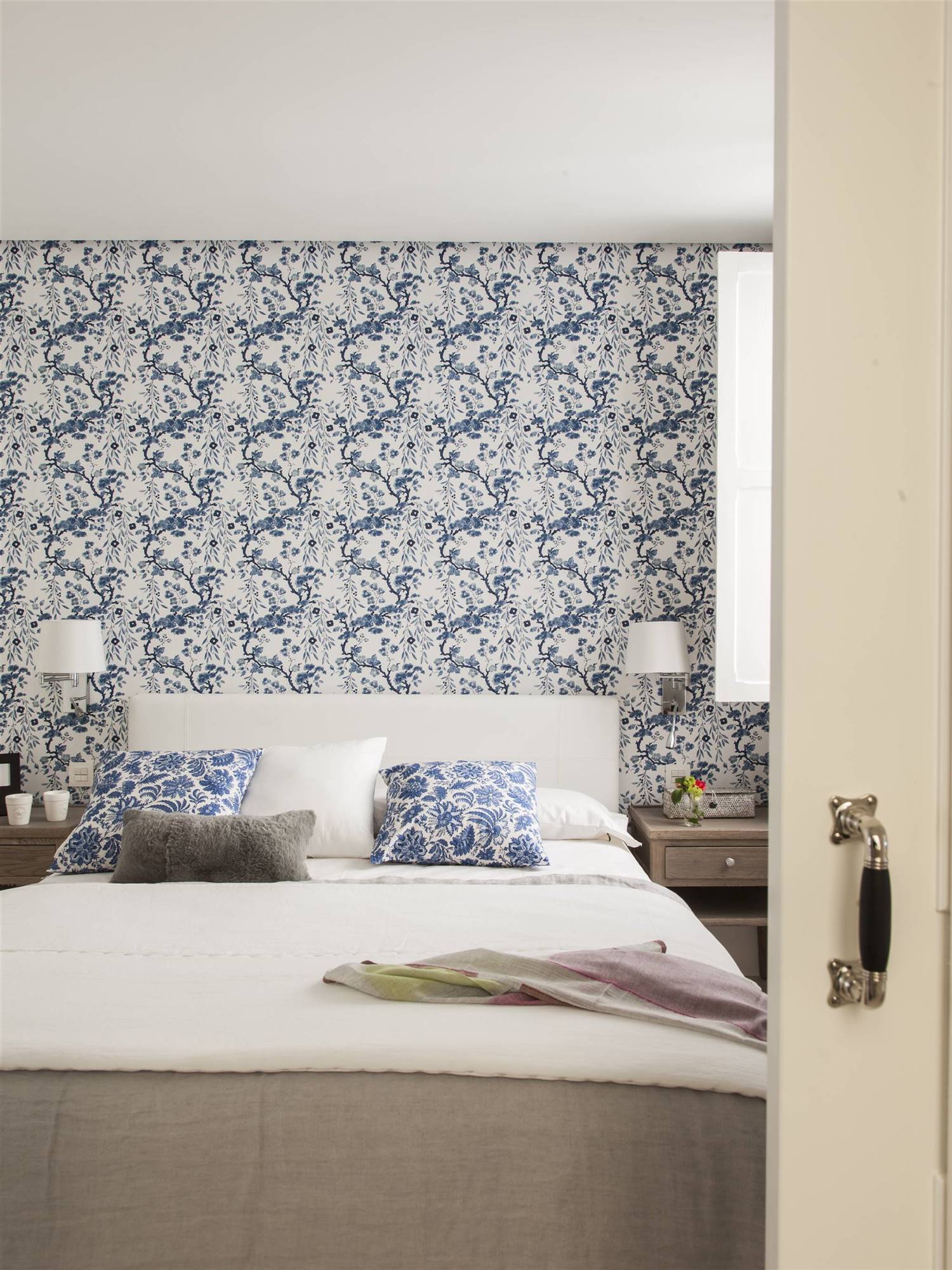 dormitorio con papel pintado floral azul y blanco 00407891 O