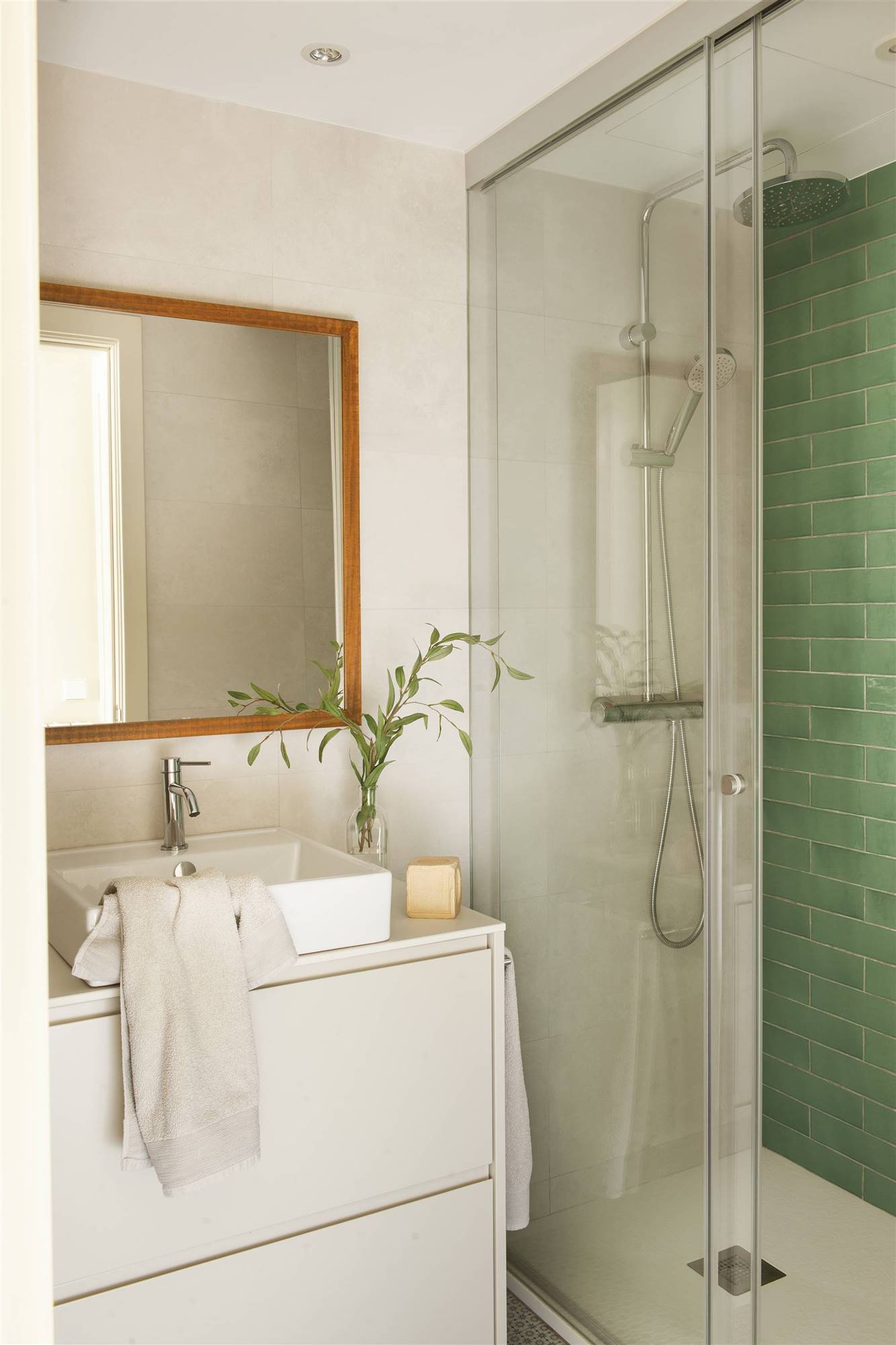 Baño con la pared de la ducha con azulejos verdes 