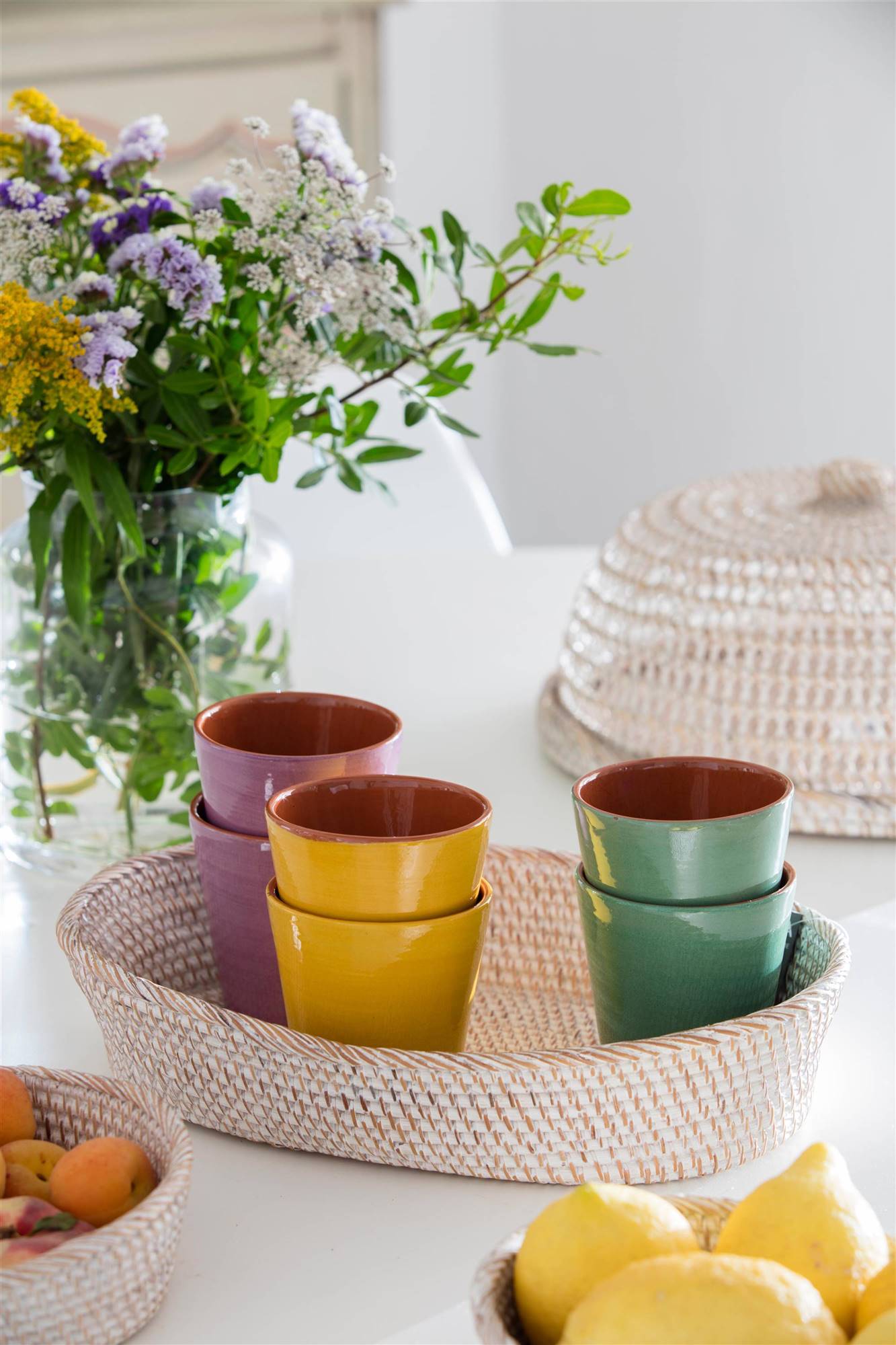 00487053 Vasos de cerámica y cestas en cocina
