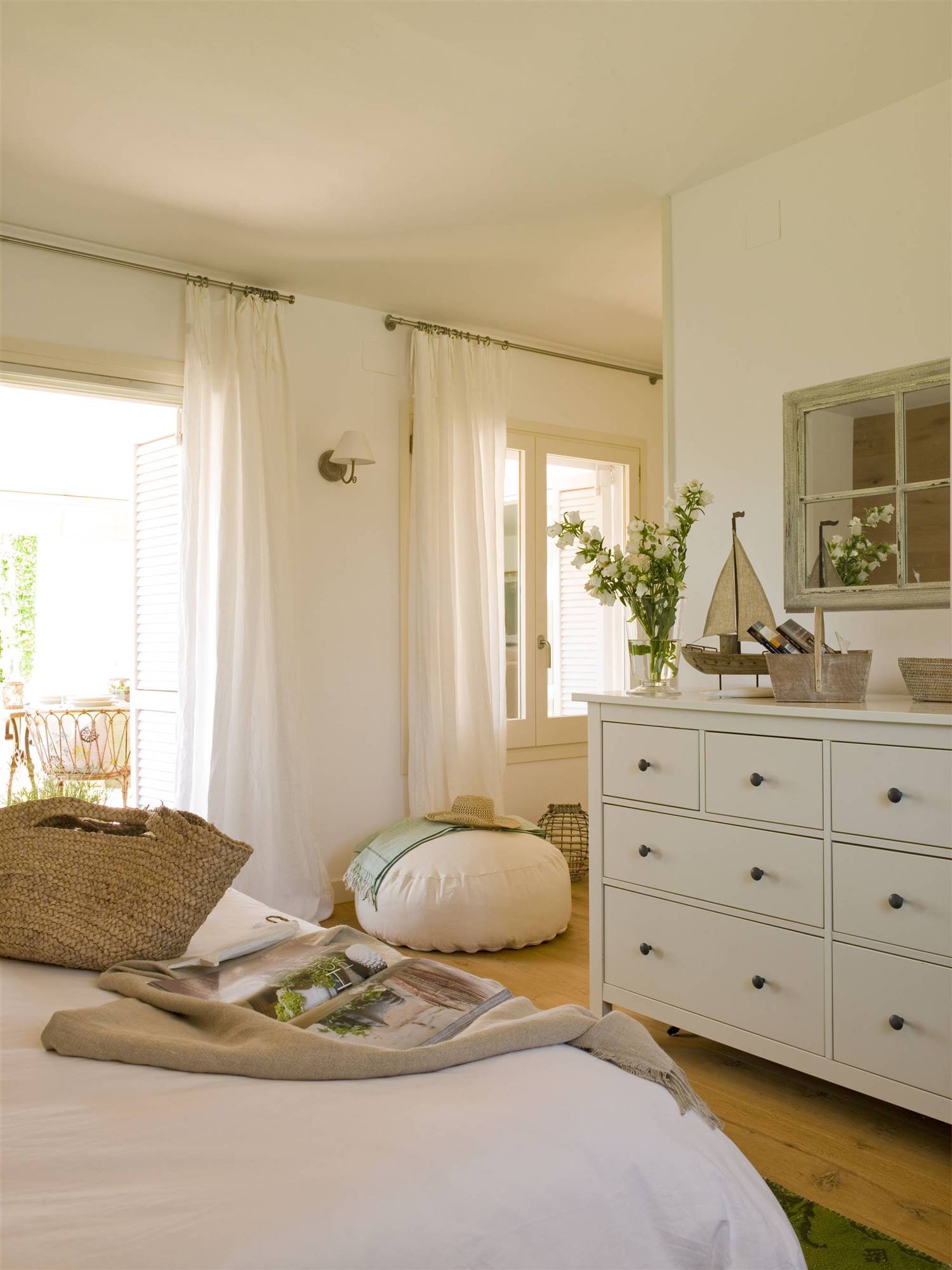 Dormitorio con cómoda de IKEA blanca. 