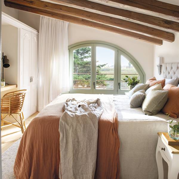 Una espectacular masía decorada con look provenzal, muebles de madera y mucho encanto