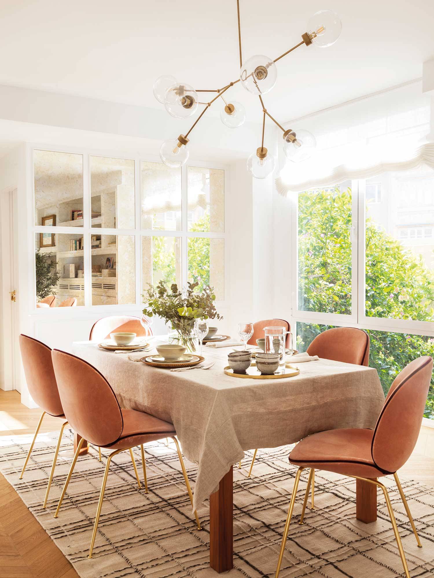 Comedor con sillas tapizadas en rosa 00501844