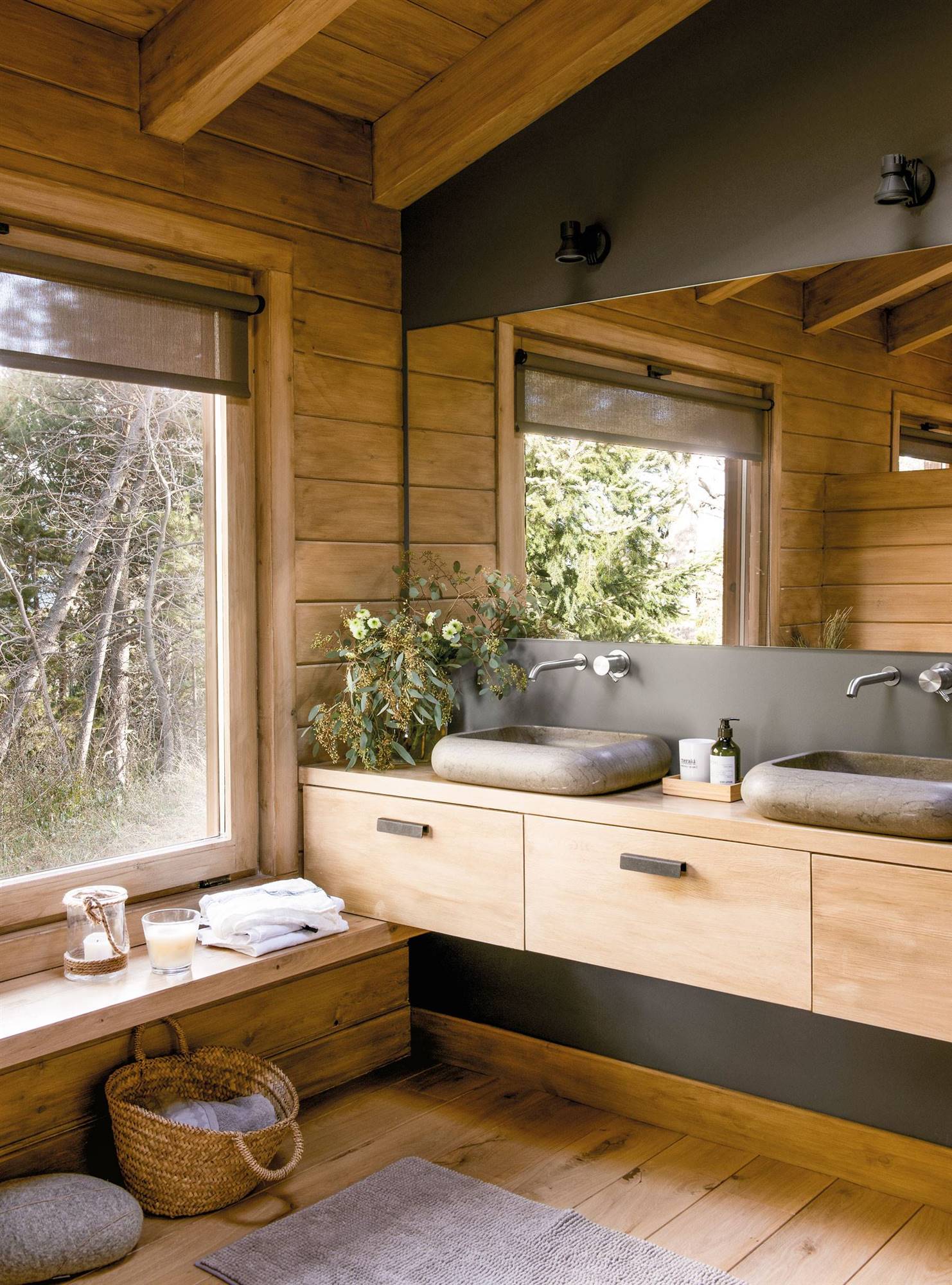 Baño rústico con paredes en color gris y muebles de madera 00474725