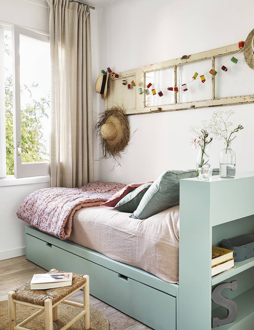 Dormitorio juvenil con cama nido de color verde pastel con estantería en el cabecero 00436803