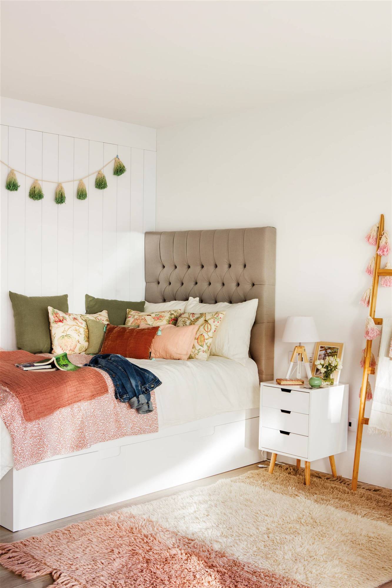 Dormitorio con cama nido individual con cabecero capitoné en color topo y mesita de noche blanca de diseño nórdico 00526334