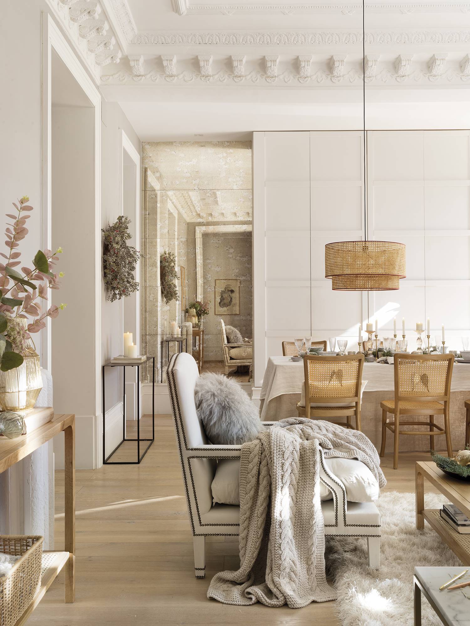 Salón-comedor decorado en blanco y gris con muebles de madera y fibras naturales _FER9780-RETOCADA