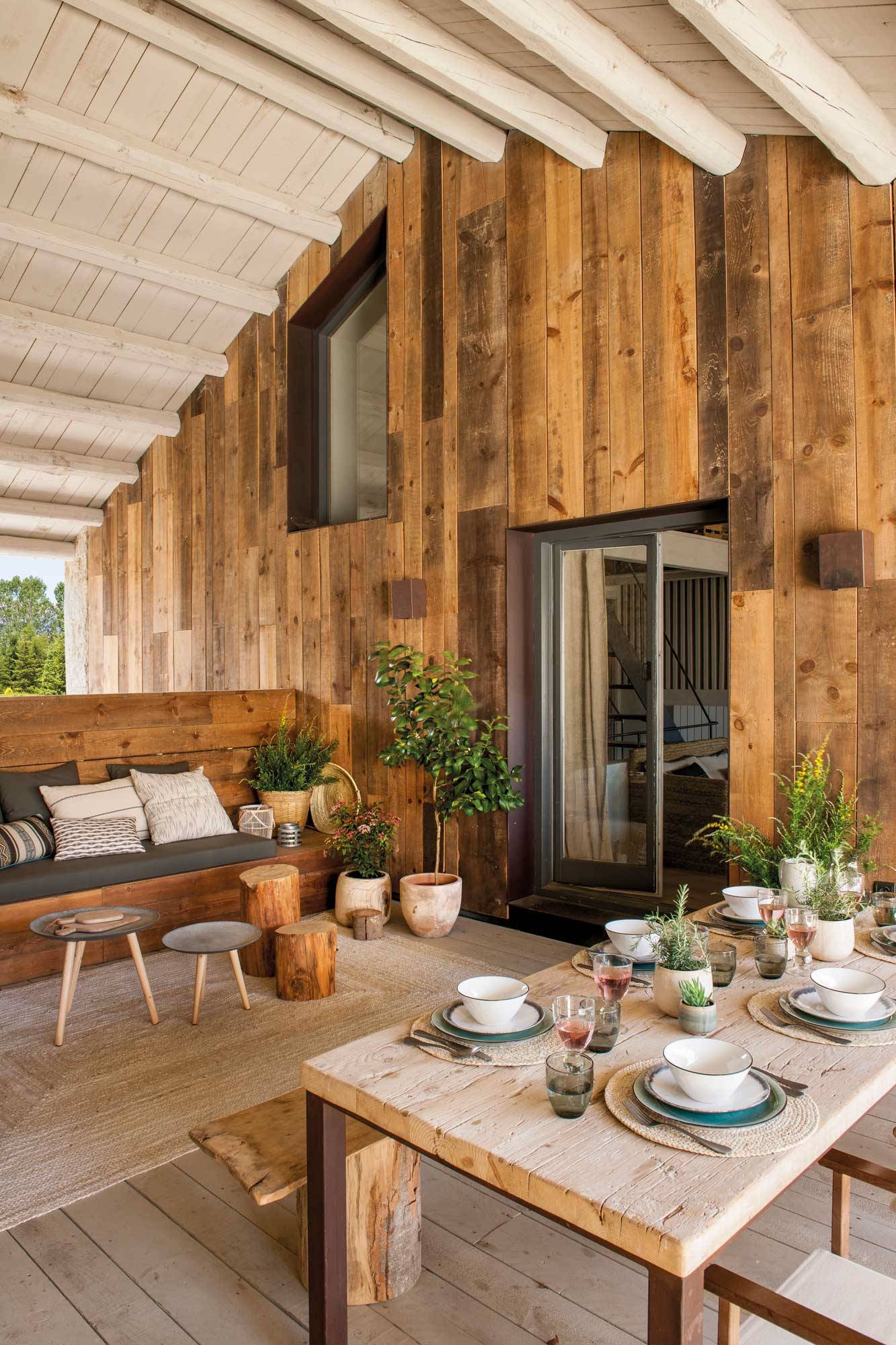 terraza-casa-de-madera-estilo-rustico-con-comedor-00501998