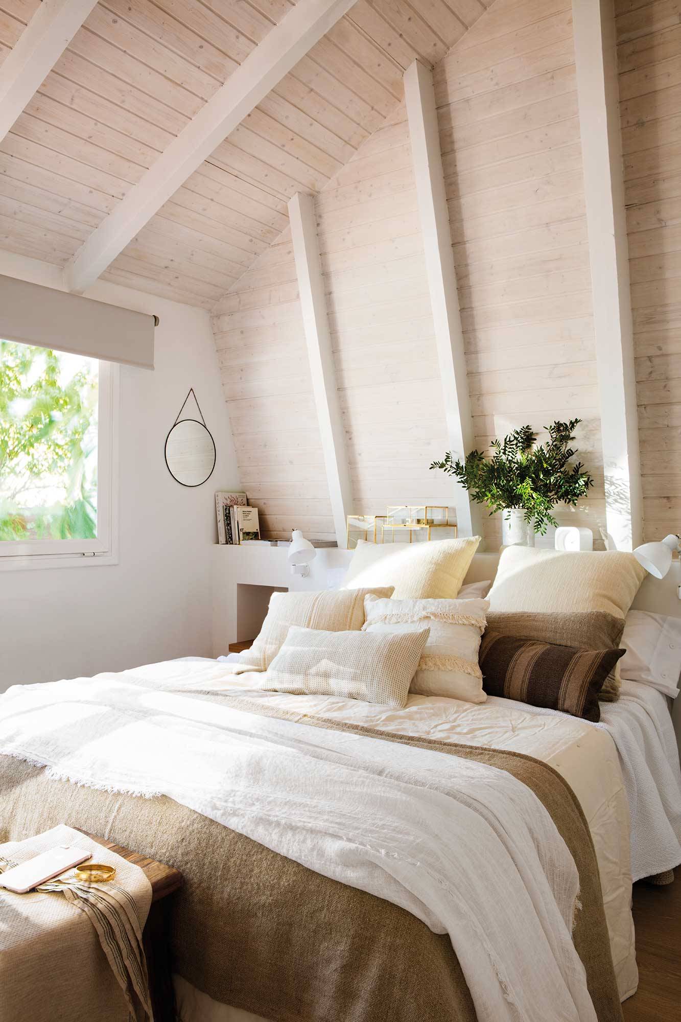 Dormitorio rústico con vigas vistas y ropa de cama de lino en tonos blancos y neutros 00513317