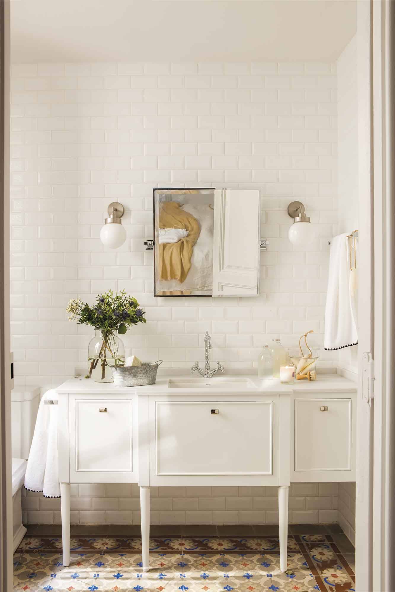 Baño clásico con azulejo blanco tipo metro y mueble con patas. 
