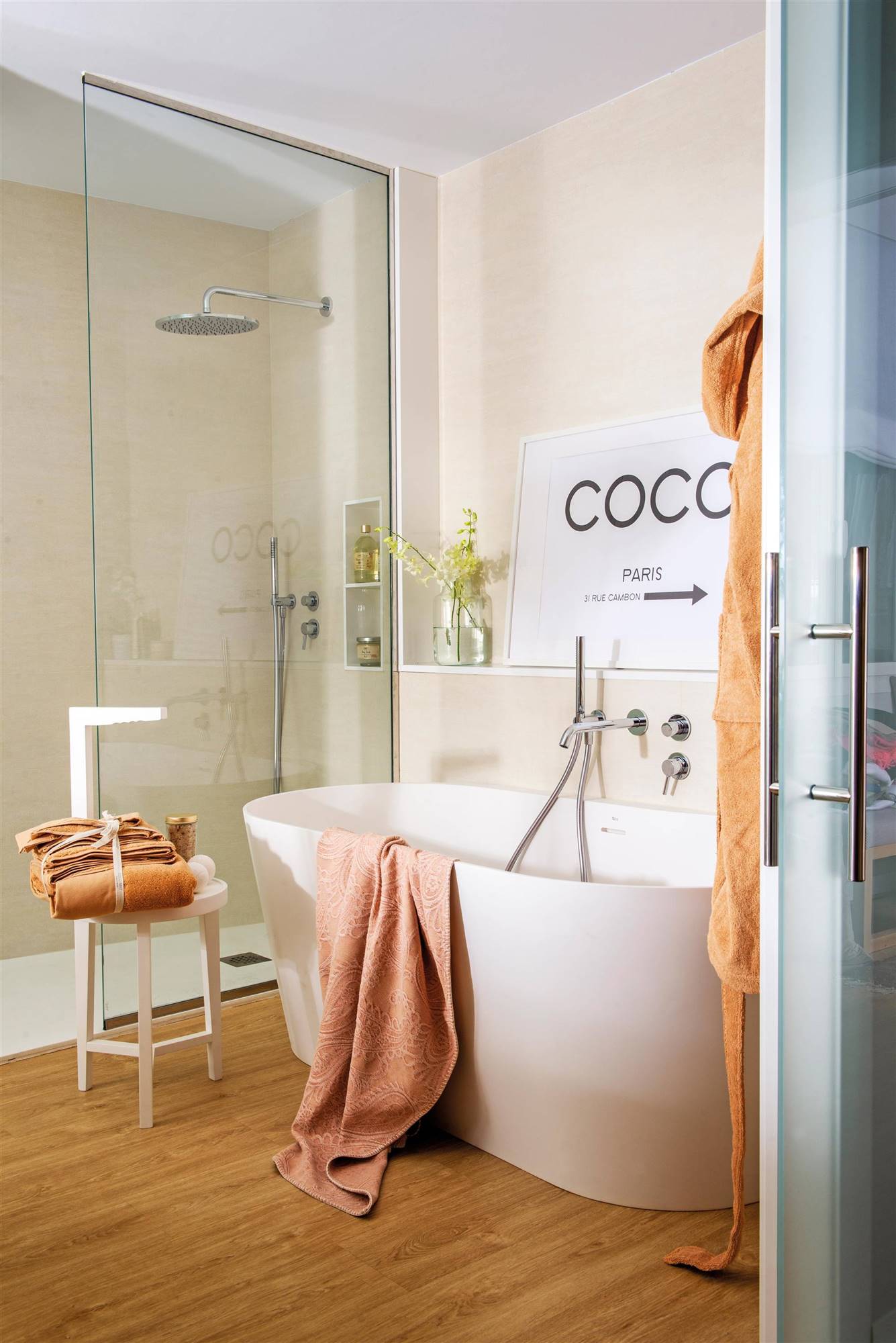 Baño con ducha, bañera exenta blanca e ilustración decorativa 00513211