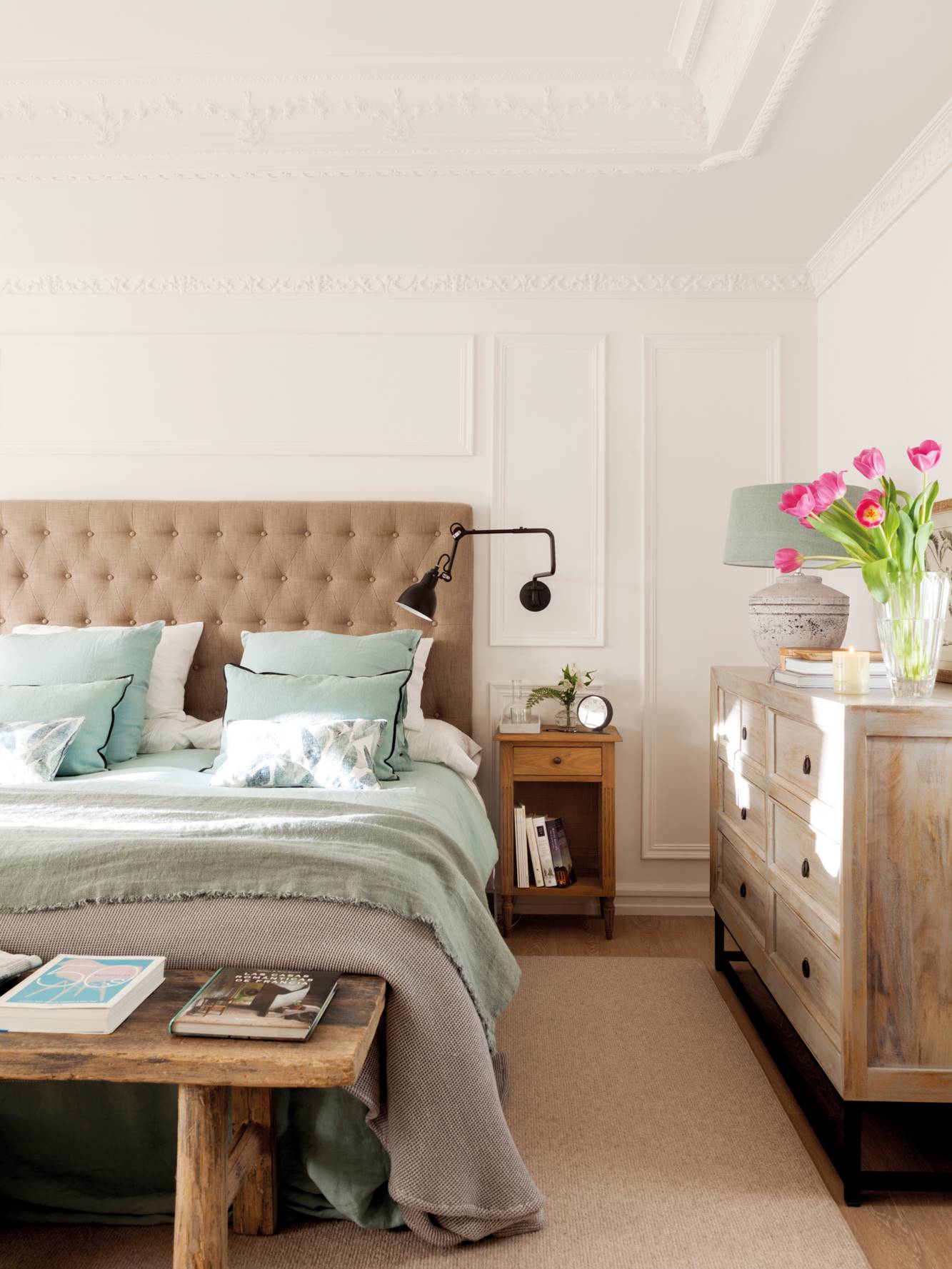 Dormitorio clásico con cabecero tapizado y cómoda-00506968