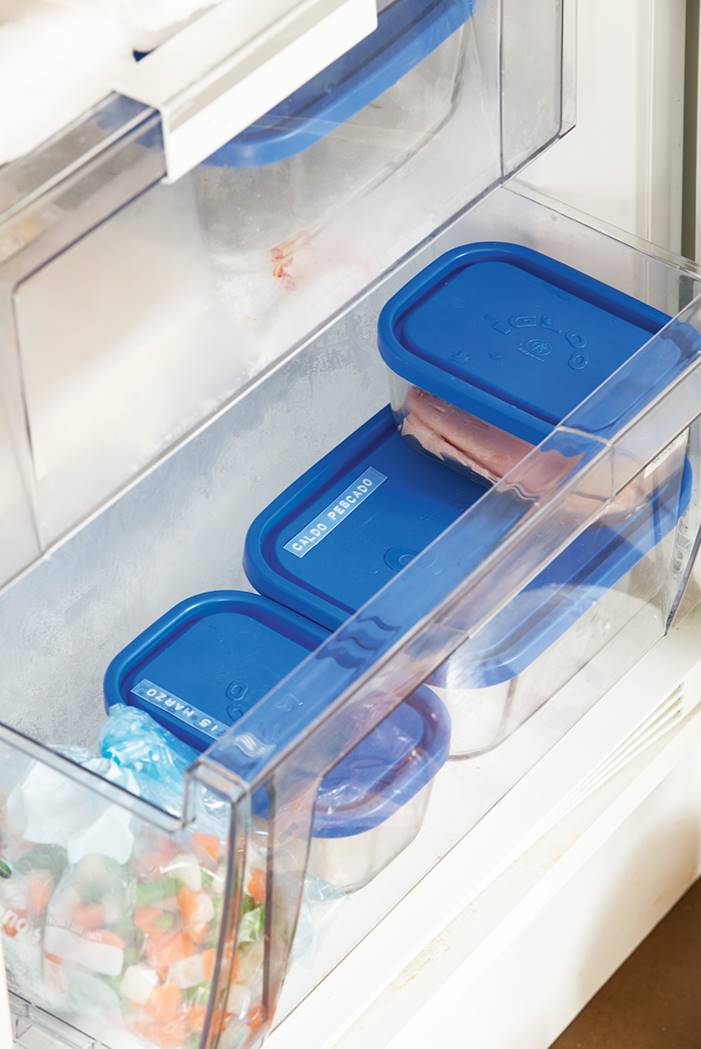 congelador con recipientes de cristal 