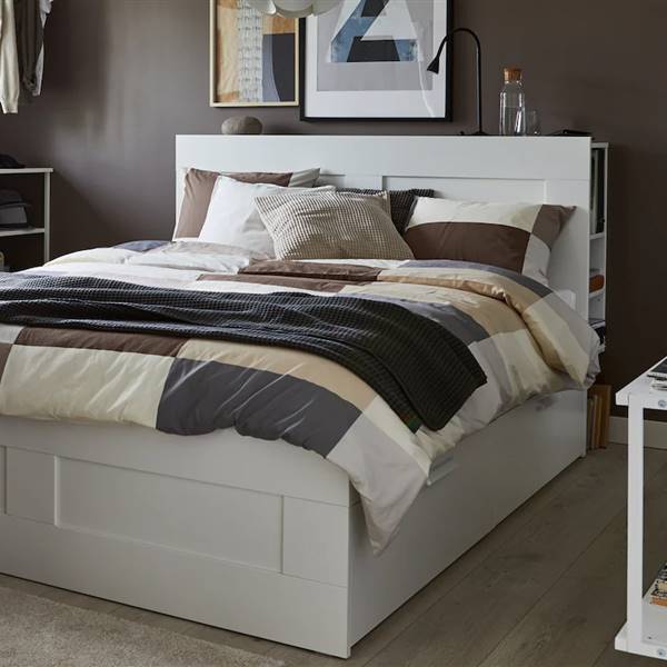El completo cabecero de IKEA con el que dirás adiós al desorden de tu dormitorio y que cuesta menos de 100 euros