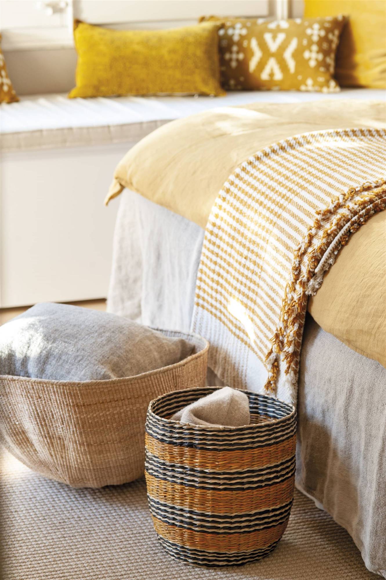 Detalle de pie de cama con cestos de fibras naturales. 