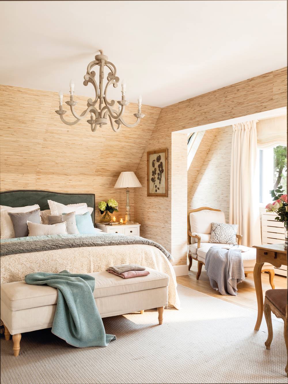 Dormitorio clásico con cabecero de terciopelo verde y banco a los pies de la cama 00455066