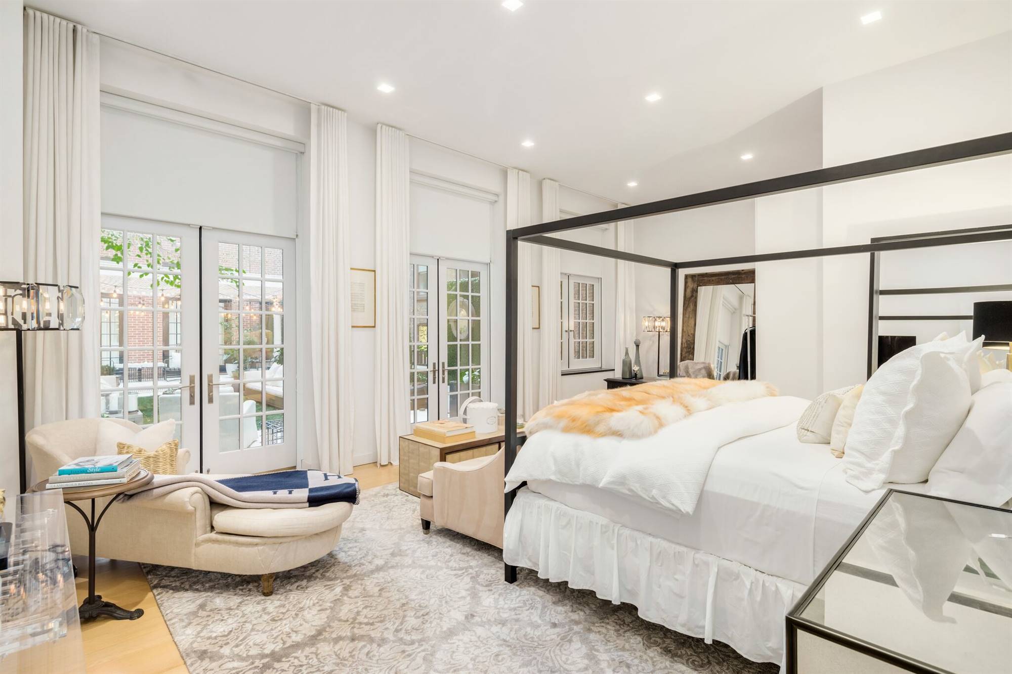 Dormitorio con cama con dosel en el ático de Jennifer López en Nueva York
